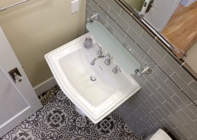 Maximizing space in a small bathroom